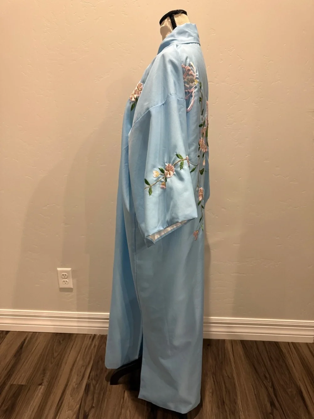 Vintage Japanese Kimono Robe Floral Embroidered Duster Made In Japan No Belt